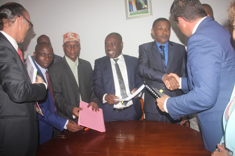 image Infrastructures routières / Signature pour réhabilitation des routes Moroni-Foumbouni et Sima-Moya